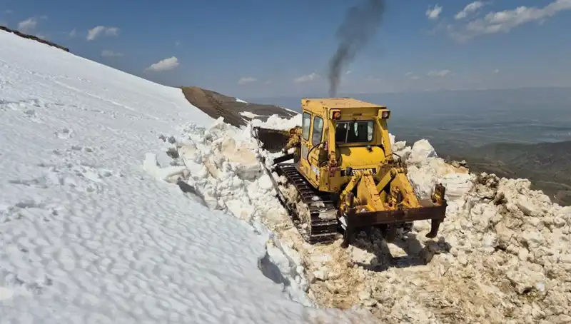 Nisan Ayında 2 Metreyi Bulan Karda Yol Açma Çalışmaları Zorluklarla Devam Ediyor