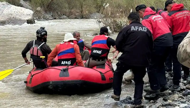 Zap Suyu Kenarında Mahsur Kalan 4 Kişi Kurtarıldı, Detaylar Şaşırtıyor