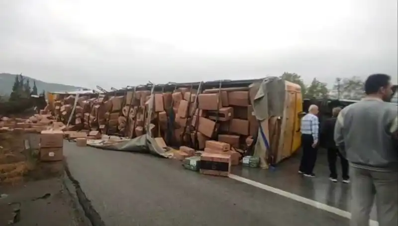 TEM Otoyolu'nda Devrilen TIR Trafiği Kilitledi: Ankara Yolu Kapandı