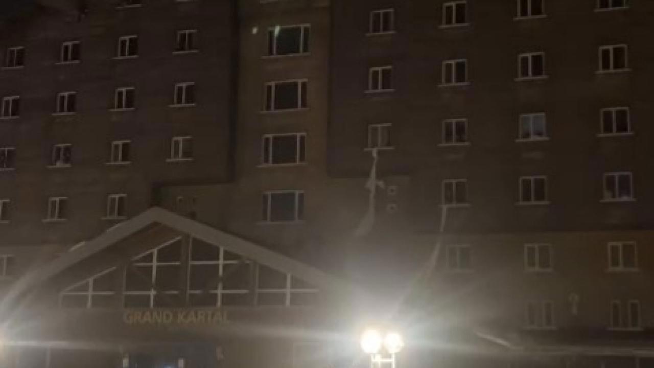 Otelden yangın çıktı, çarşaflarla kurtuldular