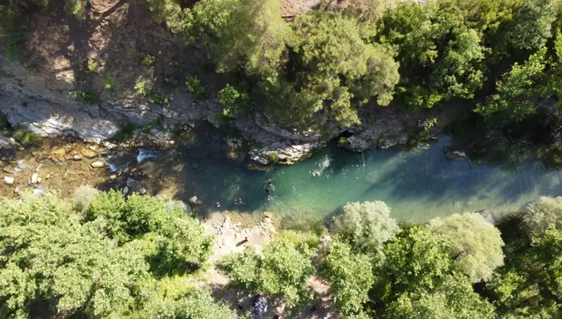 Adana'da Sıcaklar Etkisini Gösterdi: Yaylacılar Doğal Sularla Serinliyor!