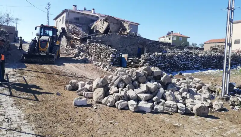 Kayseri'de Ahır Çökmesi: Hayvanlar Canından Oldu