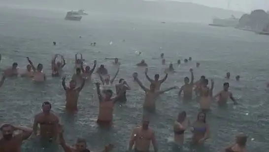 İstanbul'da Yağmura Rağmen Bebek'te Plaj Keyfi:  Yüzlerce Kişi Denizde