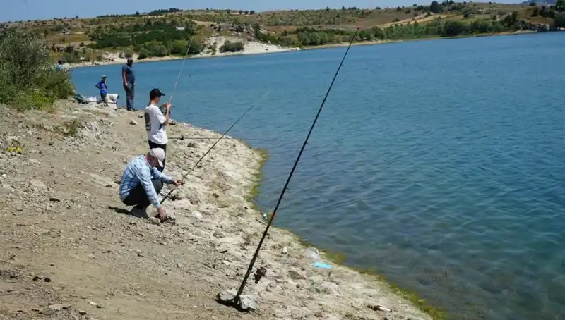 Kafesler Patladı! Balık Dolu Baraja Koşanların Sevgi Hikayesi
