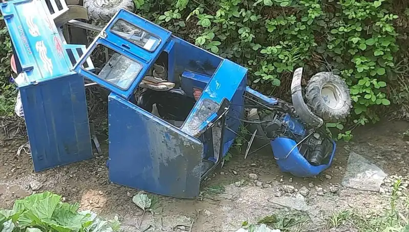 Pat Pat Kontrolden Çıktı: Dereye Devrilen Araçta 2 Kişi Yaralandı
