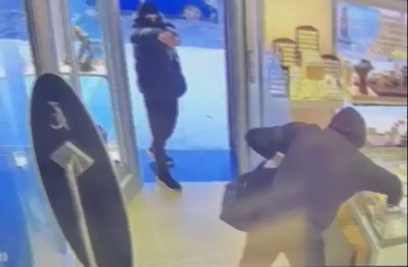Ümraniye'de Maskeli Soygun Girişimi: Güvenlik Kamerasına Yansıdı