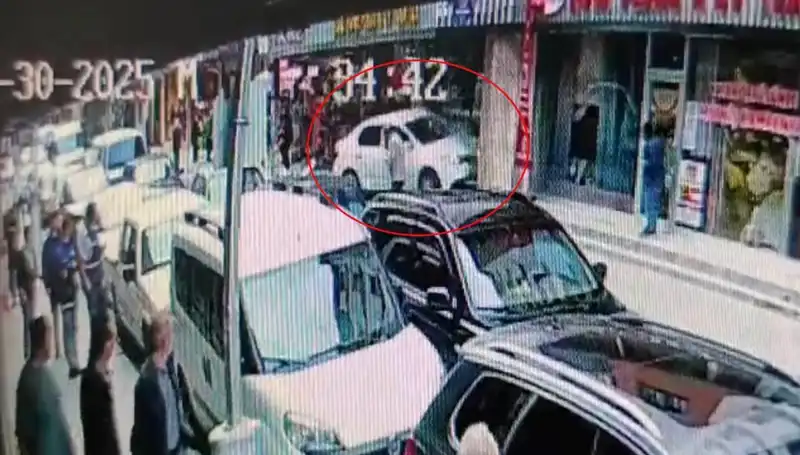 Alkollü Sürücünün Mağazaya Dalması Sonucunda İki Çocuk Kurtarıldı!
