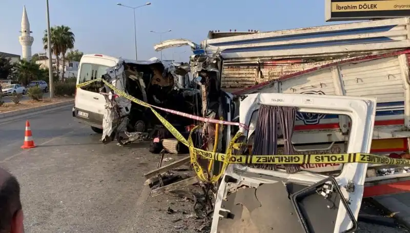 Mersin'de Tatil Yolunda Meydana Gelen Feci Kaza: İki Can Gitti, On Yaralı!