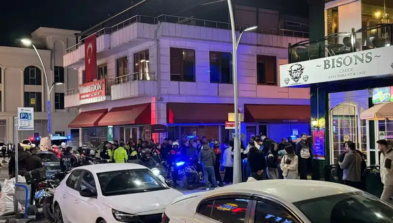 Kafe Sahibi Engellemeye Çalışırken Dehşete Kapıldı: Silahlı Adam Bıçakla Saldırdı