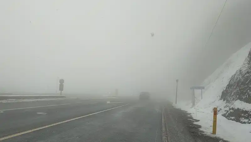 Bolu Dağı'nda Ulaşıma Kar ve Sis Engeli: Sürücüler Dikkat!