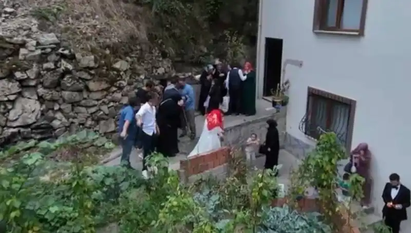 Düğünde Şok Anlar: Kurşunlar Sıkıldı, Korku İçinde Kaçış