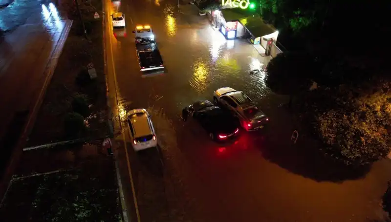 Adana'da Şiddetli Yağışlar Sonrası Sokaklar Nehir Gibi Aktı