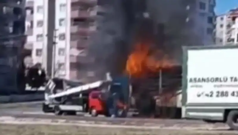 Alev Alev Yanan TIR, Yangın Sonrası Küle Döndü!
