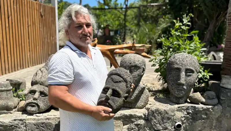 Tarihi Eser Gibi Görünen Ama Tamamen El Yapımı: Sanatçının Büyüleyici Dünyası