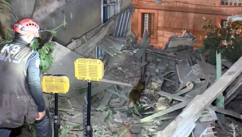 İstanbul'da Deprem Sonrası Bir Bina Çöktü: Can ve Mal Kaybı Endişesi