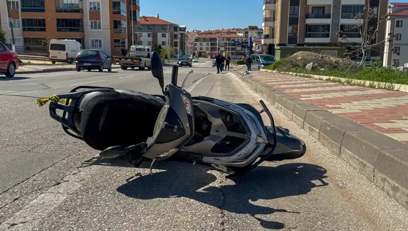 Uşak'ta Trafik Kazası: Hafif Ticari Araç ile Motosiklet Çarpıştı, 1 Kişi Hayatını Kaybetti