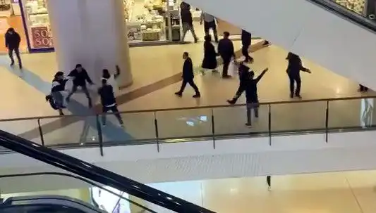 İstanbul'daki AVM'de Tüyler Ürperten Kavga Anları Kameralara Yansıdı