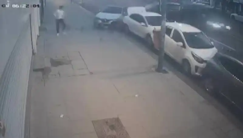Direksiyon Hakimiyetini Kaybeden Şoför, Park Halindeki Araçlara Çarparak Korku Dolu Anlar Yaşattı