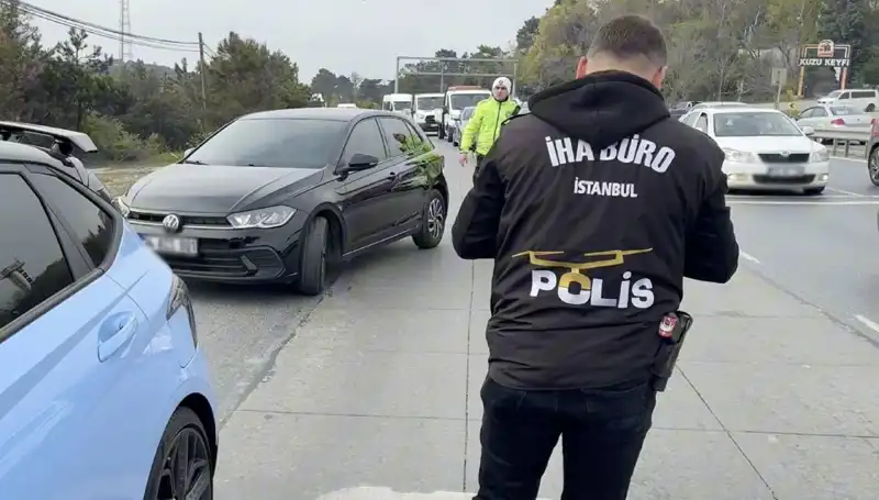 Emniyet Şeridini İhlal Eden Sürücü Suçunu Yolda Buldu: Olayın Ardındaki Gerçekler