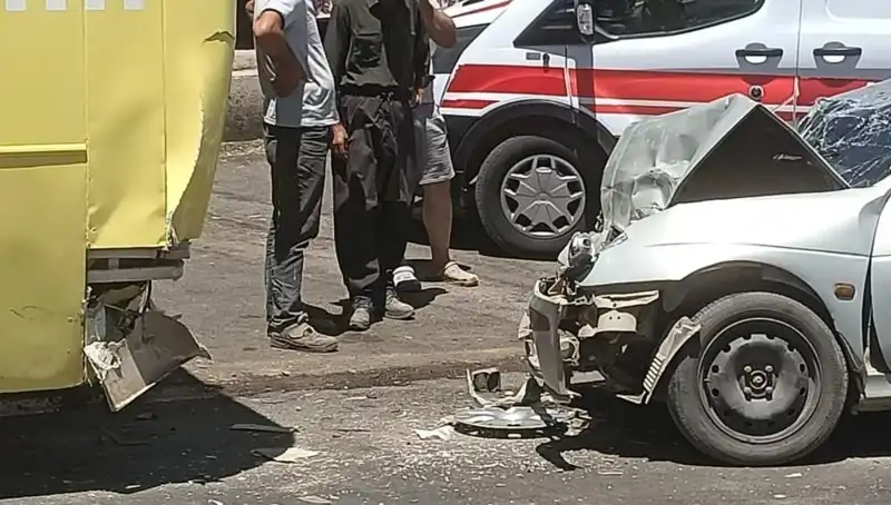 Halk Otobüsü ve Otomobil Çarpıştı: İki Yaralı Hastaneye Kaldırıldı