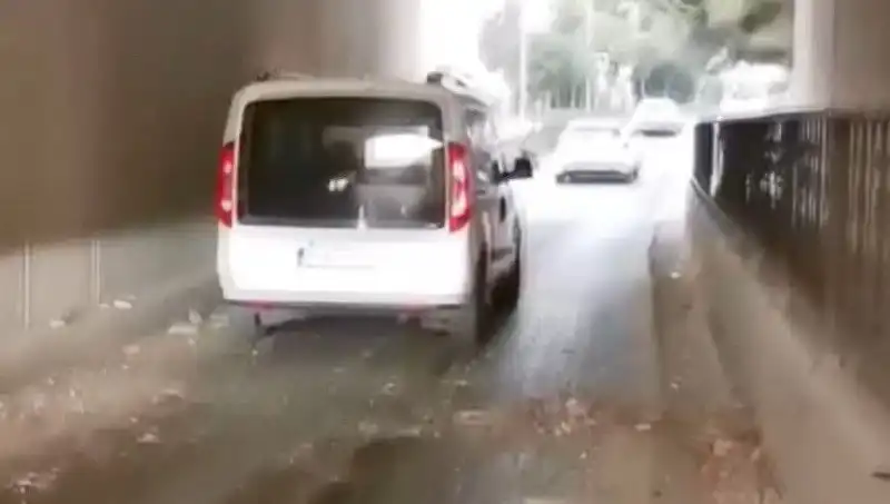 Trafikte Can Pazarı: Beton Parçaları Araçların Üzerine Düştü, Korku Dolu Anlar Yaşandı!