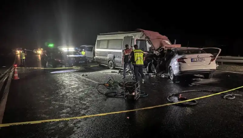 Ters Yönde Giden Minibüs Yangın Çıkardı: Korkunç Kaza 1 Ölü, 1 Yaralı