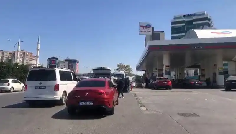 Deprem Sonrası Şehirlerde Akaryakıt İstasyonlarında Uzun Kuyruklar Oluştu