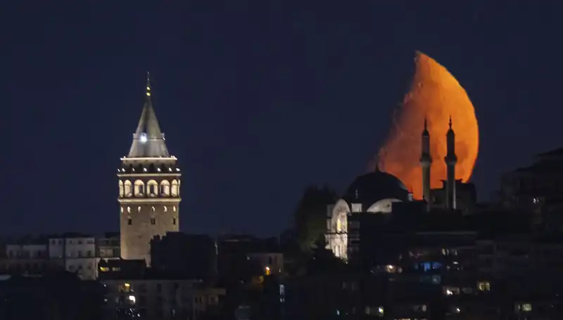 İstanbul'da Yarım Ay Görüntüsü Büyüledi: Şehrin Gece Işıltısı