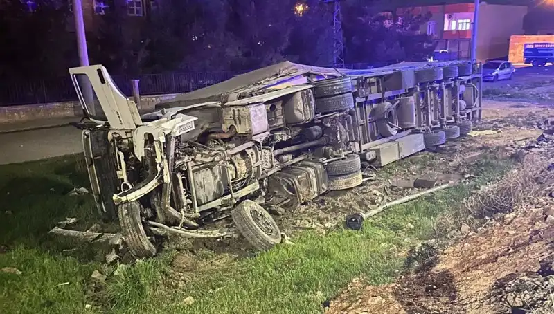 TIR Devrildi: 6 Kişi Yaralandı, Olayın Detayları Şok Edici