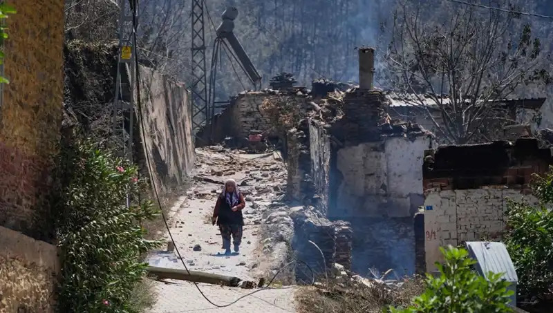 İzmir ve Bilecik’te Yangınlar: 415 Bina Alevlere Kurban Gitti