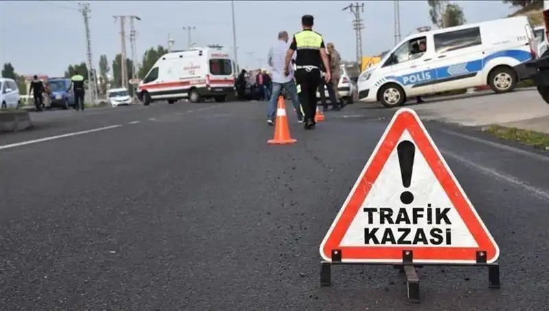 Antalya'da Otomobil Kanalda Devrildi: Yaralılar Hastaneye Kaldırıldı