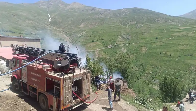 Van'da Yaşanan Trajik Yangın Olayı: Bir Çocuk Hayatını Kaybetti