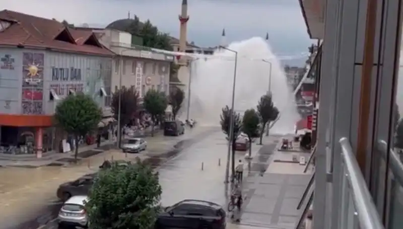 İçme Suyu Hattında Patlama: Şehirde Su Şelalesi Görüntüsü