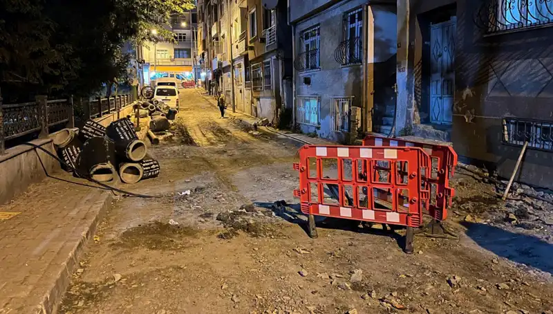 Bayrampaşa Sokaklarında Altyapı Çalışmaları Sırasında Rögar Kapağı Patladı!