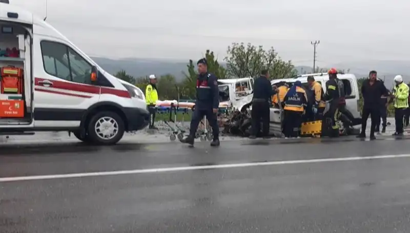Denizli’de Feci Kaza: İki Araç Kafa Kafaya Çarpıştı, Birçok Yaralı Var