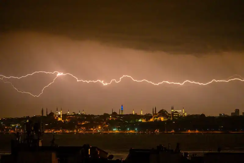 İstanbul’da Şok: Hava Sıcaklığı 22 Derece Birden Düşüyor!