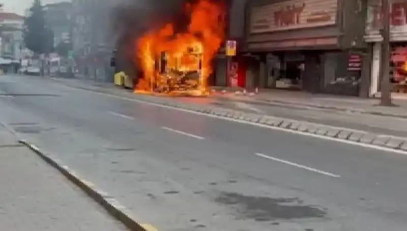 Ümraniye'de Korku Dolu Anlar: Bir Anda Alev Alan Araçlar