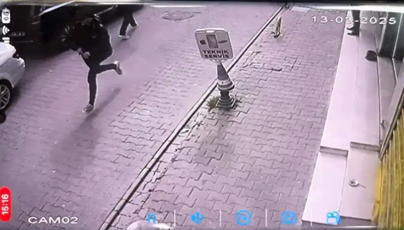 İstanbul’da Silahlı Saldırı: Bacağından Vurulan Genç Hastaneye Kaldırıldı