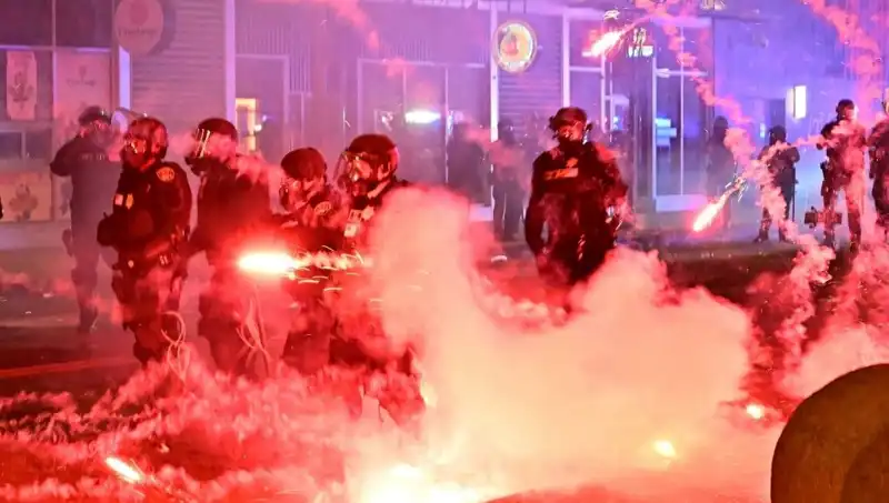 Los Angeles'taki Protestolar: ABD Genelinde Büyüyen İsyanın Sebepleri ve Etkileri