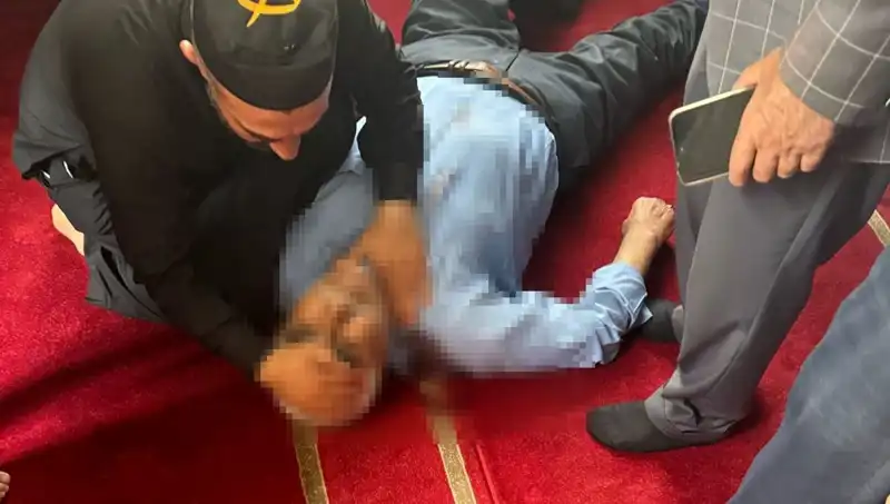 Camide Namaz Kılarken Bıçaklanan Yüzlerce Kişiyi Şok Etti