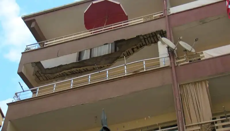 Güngören'de Beş Katlı Binanın Balkonu Çöktü: O Anlar Korku Dolu Anlar Yaşattı