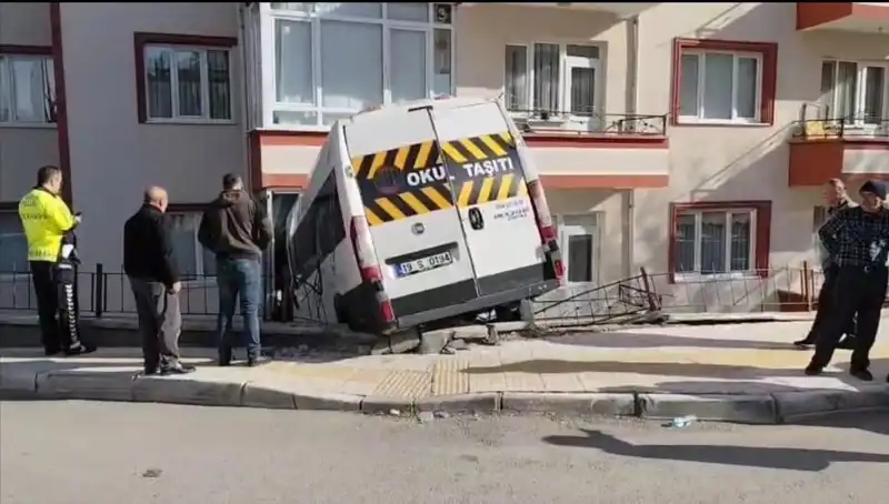 Okul Servisi Balkona Girdi: İki Öğrenci Yaralandı, Olay Sırasında Ne Oldu?