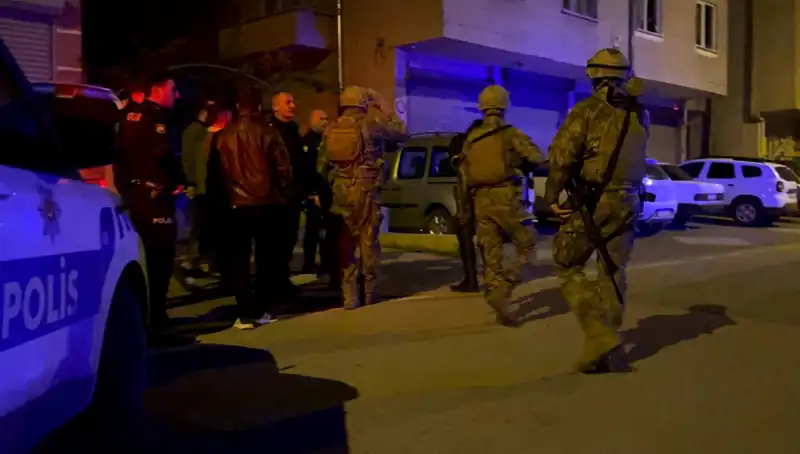 Balkonundan Tüfekle Ateş Açan Şahıs, Polisi Görünce Eve Hapsoldu