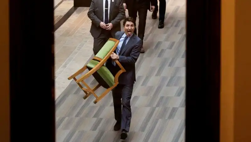 Trudeau'nun Skandalı: Sandalyeyi de Alıp Gitti, Halk Şoke Oldu!