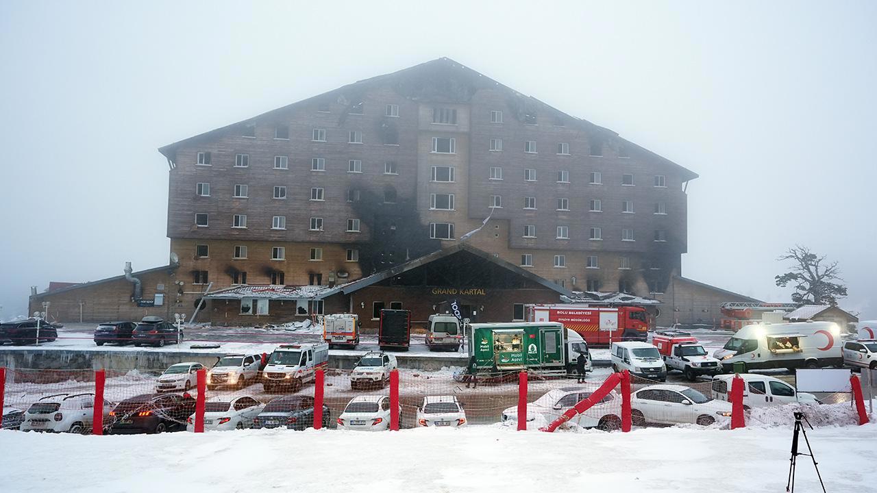 Kartalkaya'da Otel Yangını: Ekiplerin Çalışmaları Sürüyor