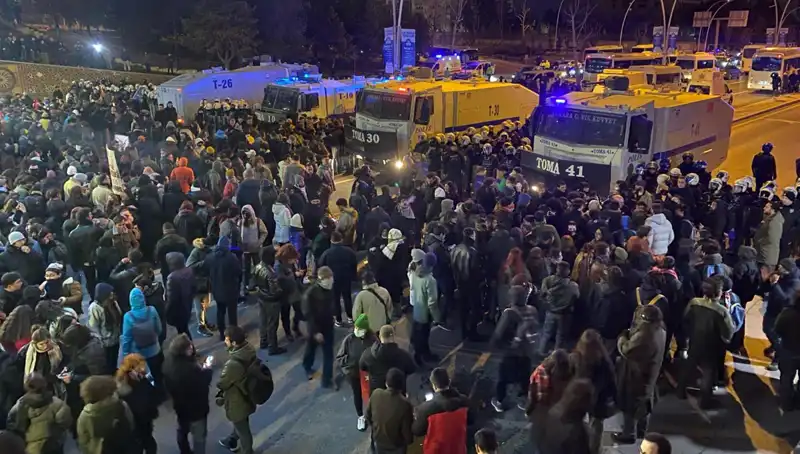 İstanbul ve Ankara'da Öğrenciler İmamoğlu İçin Sokağa Çıktı: Gözaltılar ve Diploma İptaline Tepkiler