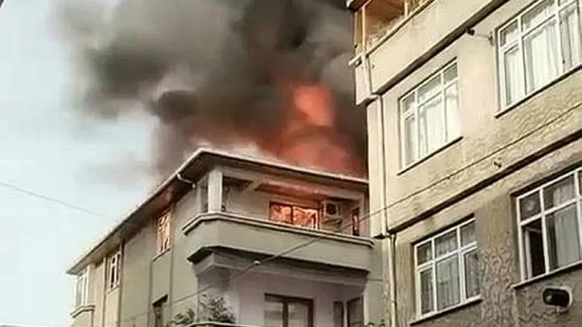 İstanbul’da Yangın Paniği: Çatı Katı Alevlere Teslim Oldu