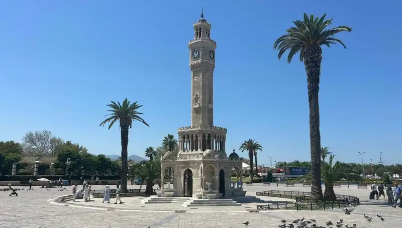 İzmir Sıcaklık Rekoru Kırıyor: 42 Derecede Meydanlar Boş Kalıyor!