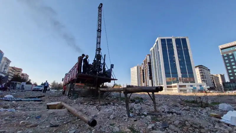 Galeria Sitesi'nde İlk Kazma Vuruldu: 89 Kişinin Mezarı Açığa Çıktı