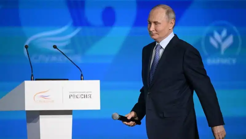 Rusya'da Yeni "Yabancı Ajan" Yasası Yürürlüğe Girdi: Putin'den Kritik Adım